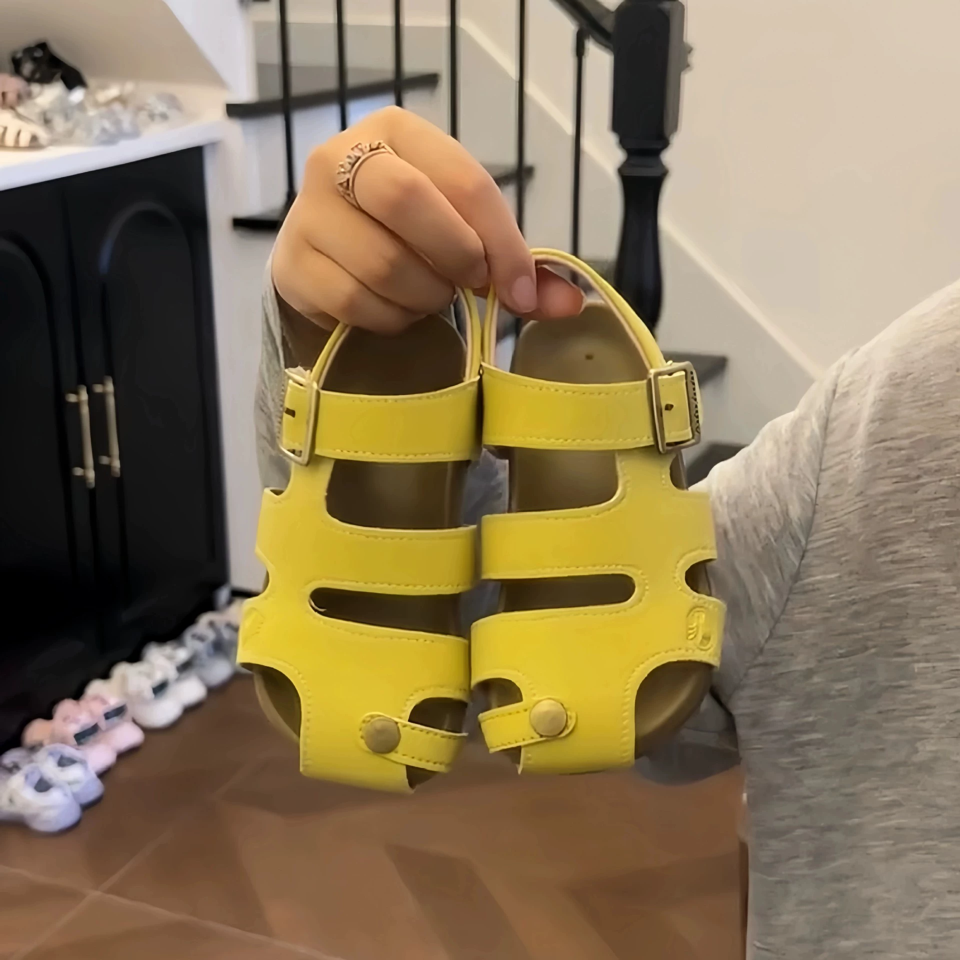 Детские сандалии Баотоу 2025 Лето Новые сандалии для девочек Birkenstock Корейский стиль Мягкая подошва Пляжная обувь для мальчиков Детская обувь