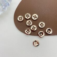 厂家批发金属复古简约衬衫四眼纽扣浮雕有眼扣三角凹槽圆形合金扣