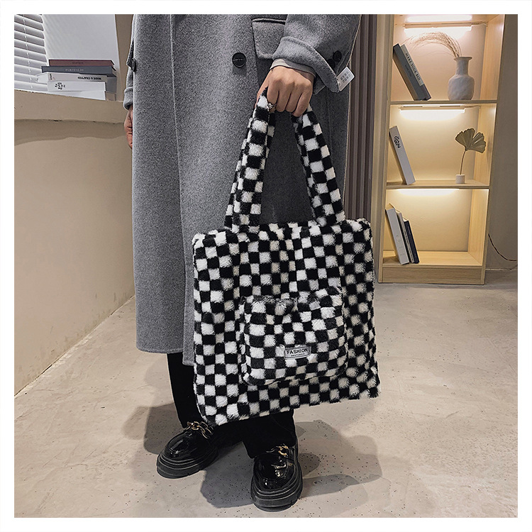 Black And White Checkerboard Large Capacity Plush Tote Bag Autumn And Winter New Simple Plush Shoulder Bag display picture 10