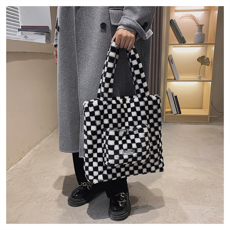 Sac Fourre-tout En Peluche De Grande Capacité En Damier Noir Et Blanc Automne Et Hiver Nouveau Sac À Bandoulière En Peluche Simple display picture 10