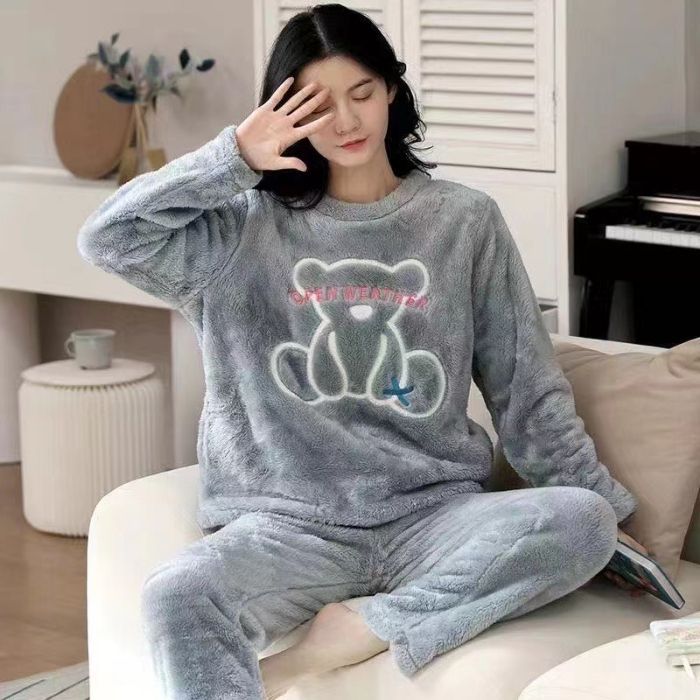 Pijamas de invierno al por mayor transfronterizos franela espesa dulce caricatura de mujeres ocio de manga larga calentamiento coral terciopelo ropa para el hogar