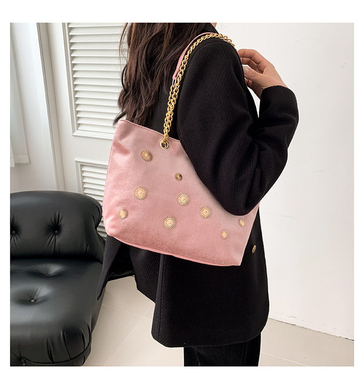 High-end and personalized hardware single-shoulder bag for women, new autumn 2024 collection, velvet chain handbag, stylish tote bag undefined