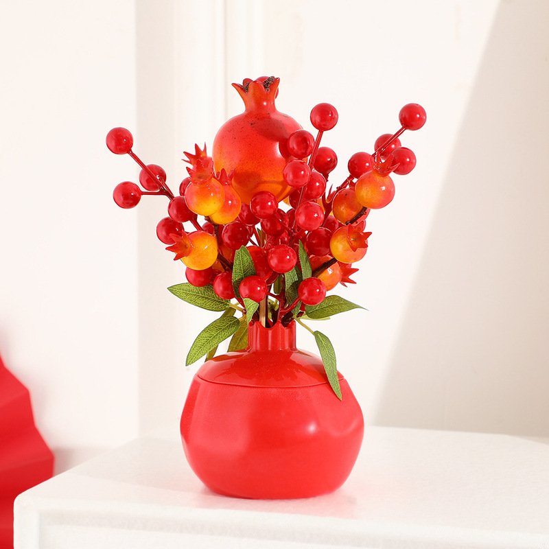 ザクロの装飾のプラスチックの花瓶をシミュレーションします。新年の家の装飾は金を出します。|undefined