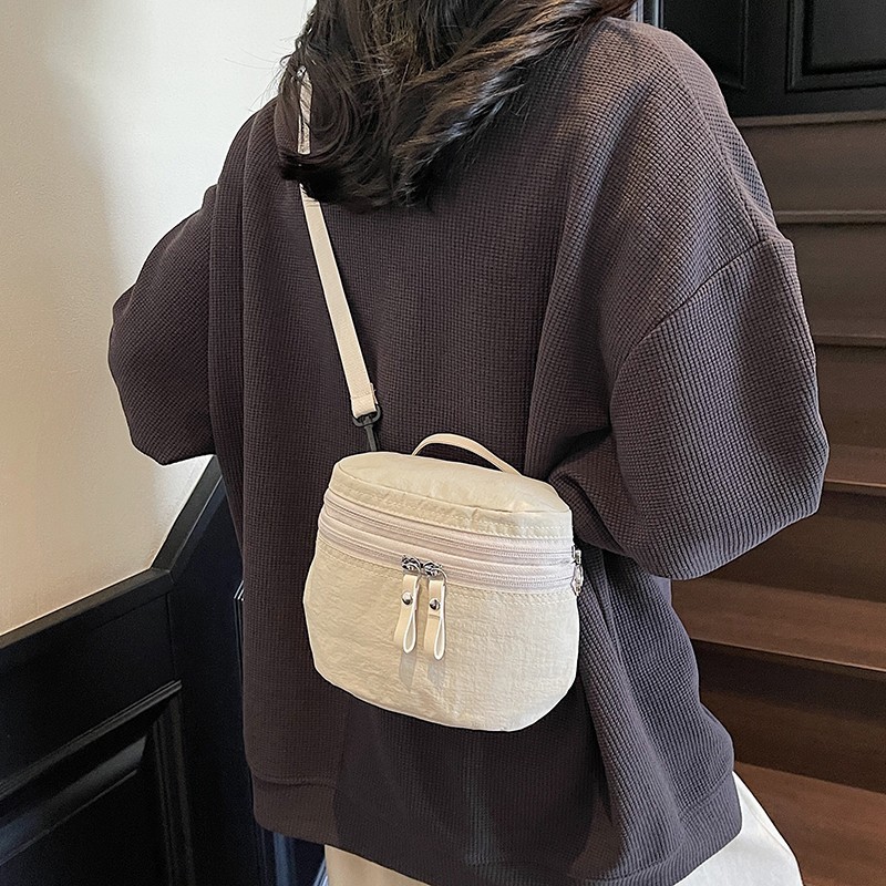 여성을위한 일본 여름 버킷 백 2025 새로운 다용도 어깨 크로스 바디 백 통근 다용도 나일론 천 작은 원형 가방