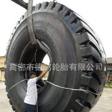 Suministro de maquinaria de Ingeniería de la antorcha neumático 36.00-51 neumático de camión volquete