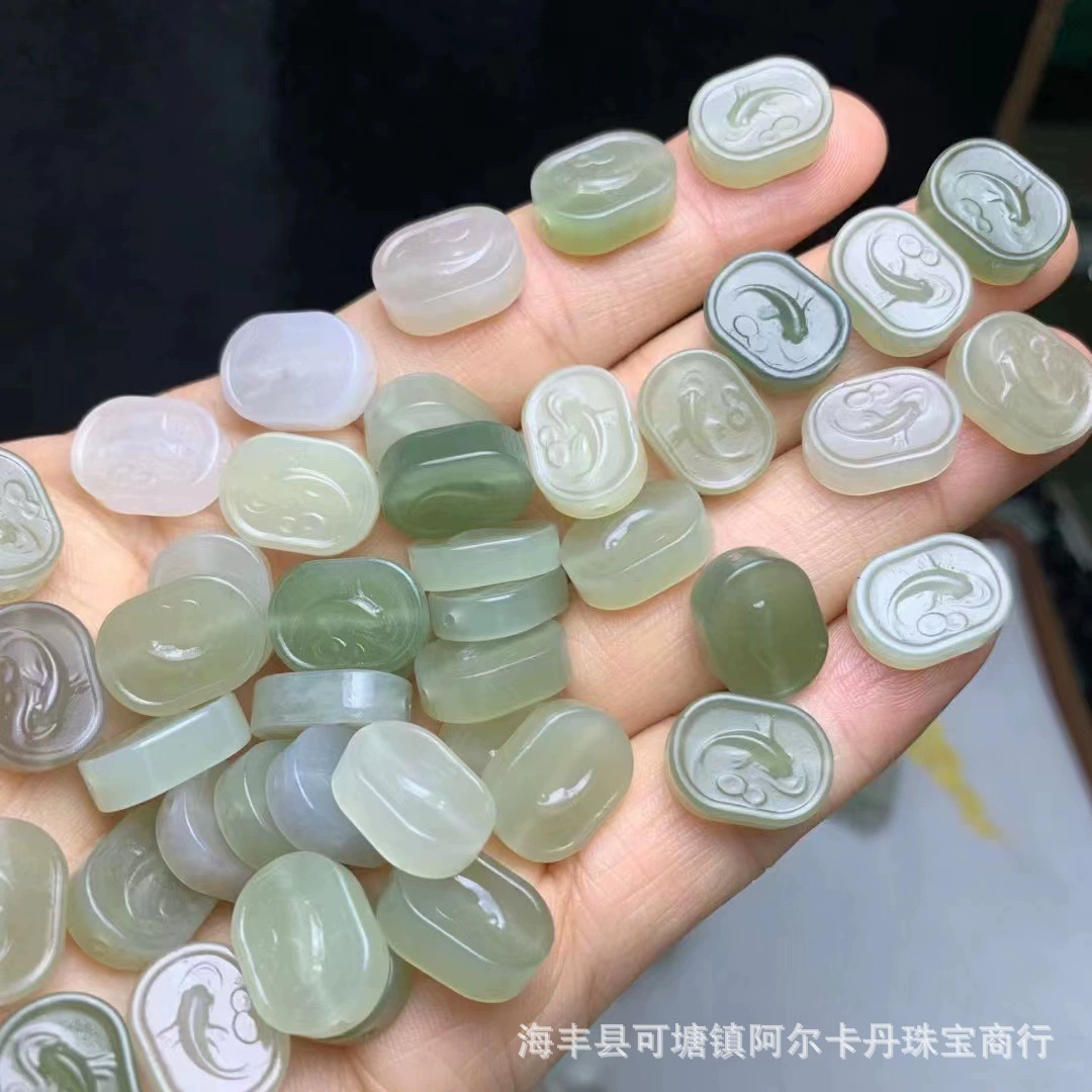 Материал Hetian Jade Qinghai имеет более одного фирменного материала каждый год. Материал масляный и тонкий. Лед прозрачный, без черных пятен и трещин.