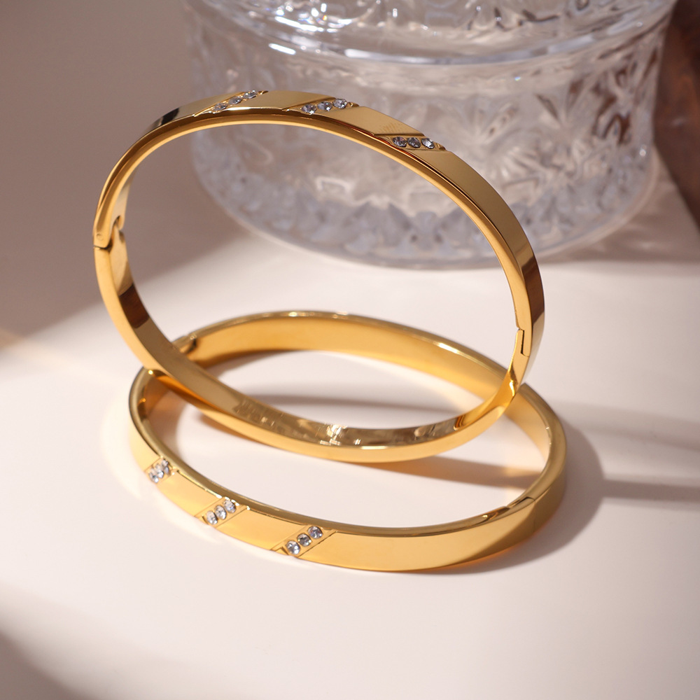 Estilo retro transfronterizo sarga de acero inoxidable con incrustaciones de diamantes, lujo ligero, temperamento de alta gama, pulsera de ahorro de moda, pulsera femenina 18K