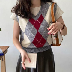馬甲春型ベストニットさんはゆったりとした外着2025新型ひし形ファッションvネックの肩のセーターを着ています。