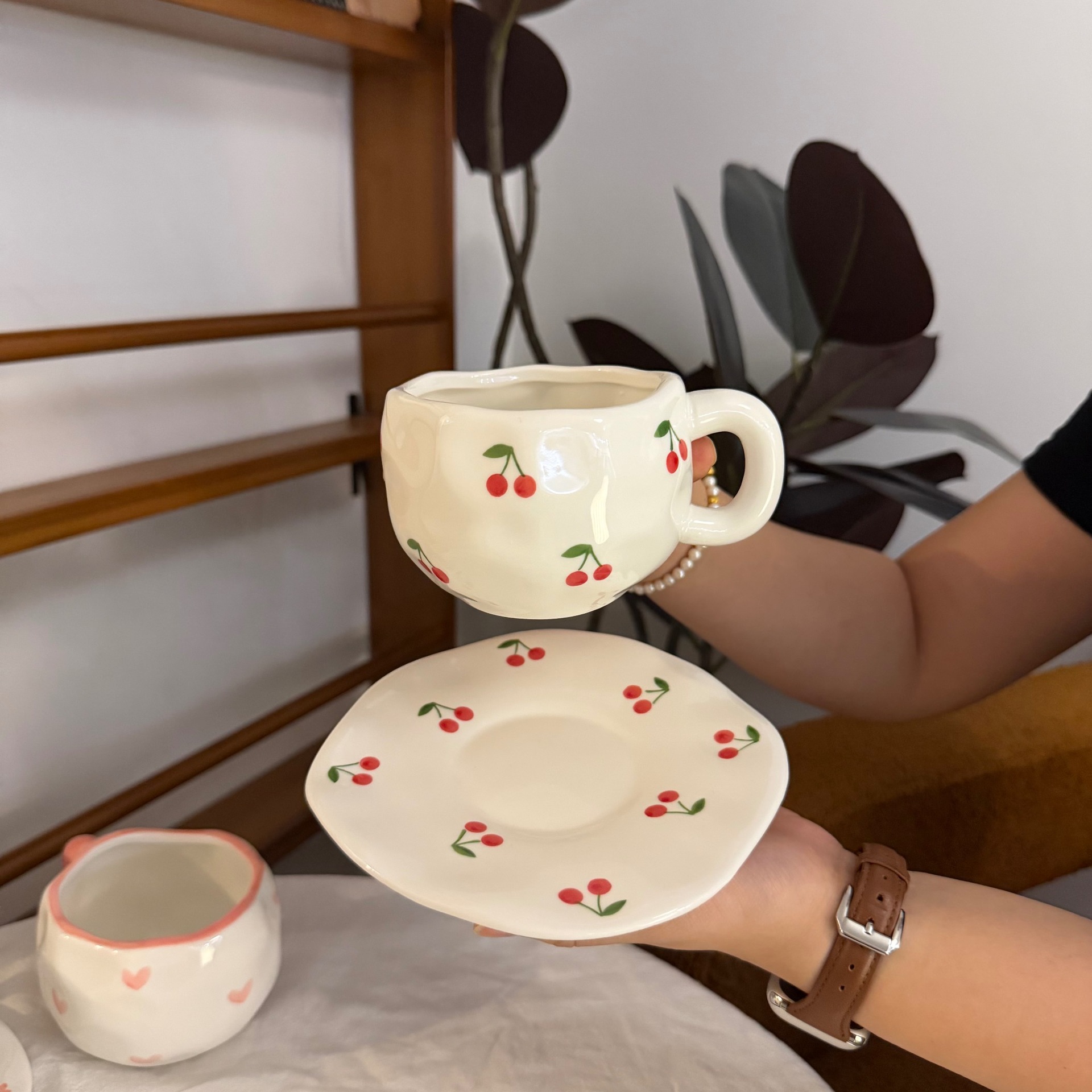 Tazas y platos de cerámica de flores retro de estilo coreano, tazas y platos de café irregular pellizcado a mano, tazas y platos de té de la tarde