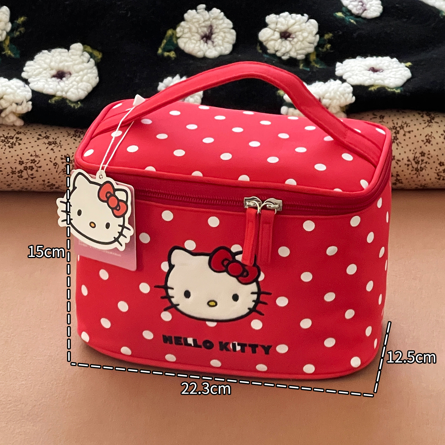 HelloKitty puntos bolsas de maquillaje para mujeres 2025 nuevo tipo portátil de gran capacidad para salir bolsas de almacenamiento de lavado