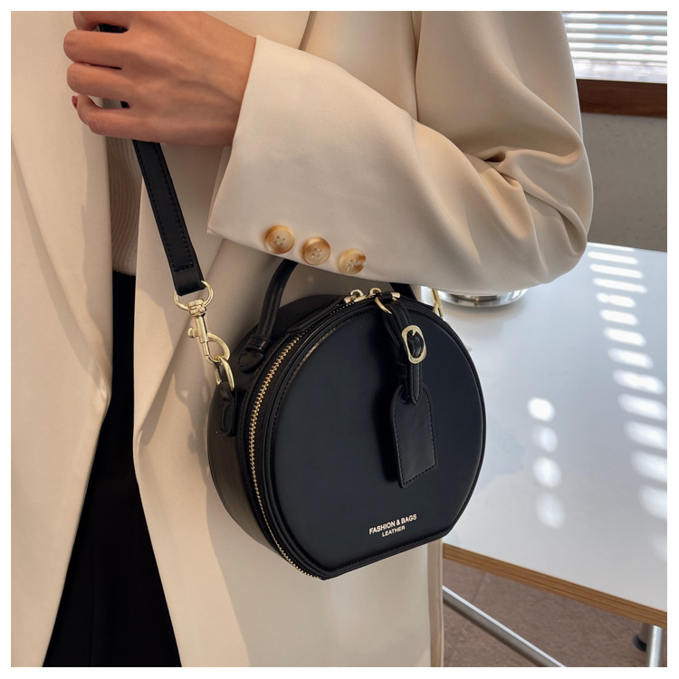 Niche Design Small Bag Women's Bag 2022 Spring New Fashion Small Round Bag display picture 4