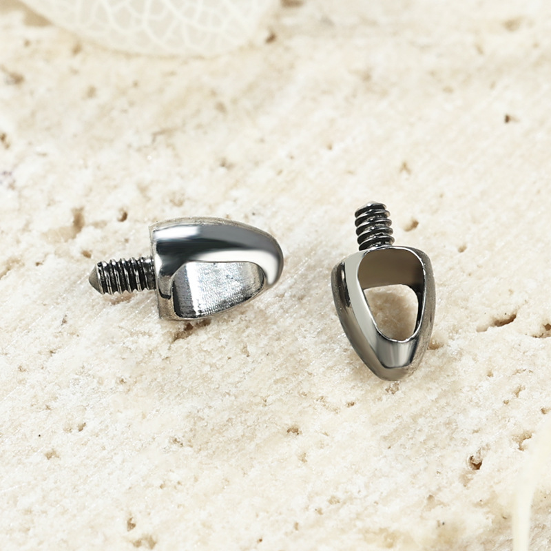 Pointed titanium steel lip stud product view