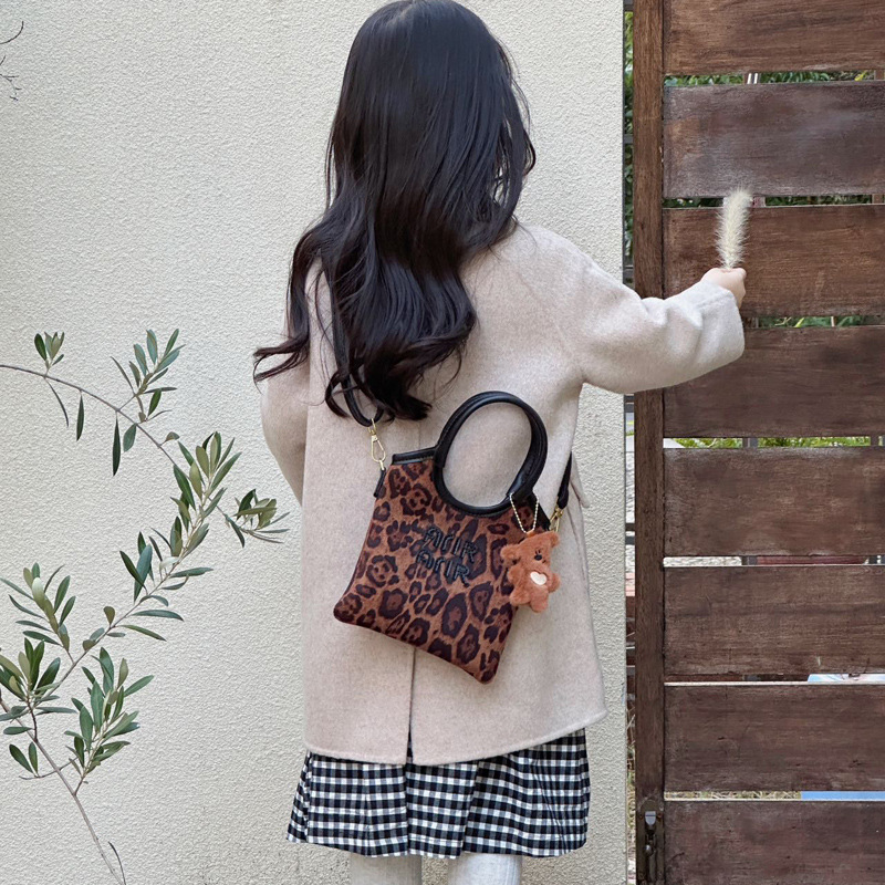 Bolso de niña con estampado de leopardo de moda versión coreana del bolso de mensajero para niños a cuadros de estilo occidental marea 2025 nuevo bolso de hombro para niños