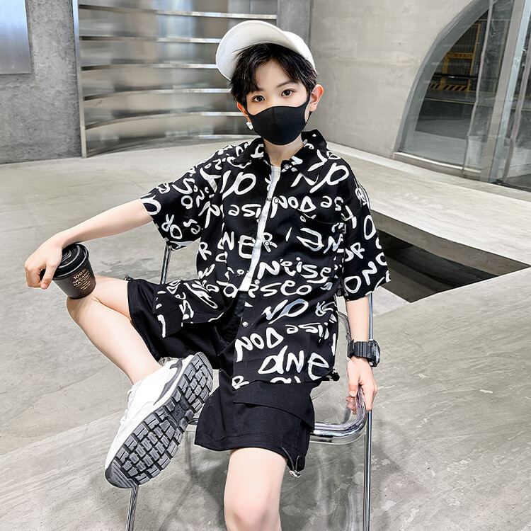 Camisa de los muchachos verano manga corta delgada 2023 nuevo estilo occidental de los niños fritos calle media manga ropa de verano niños traje venta al por mayor