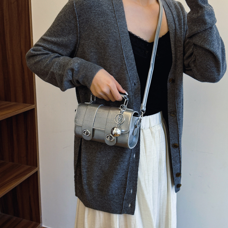 Bolso pequeño bandolera para mujer 2024 nuevo estilo de verano de alta calidad, estilo de nicho portátil para mujer, estilo explosivo con falda, bolso de mensajero