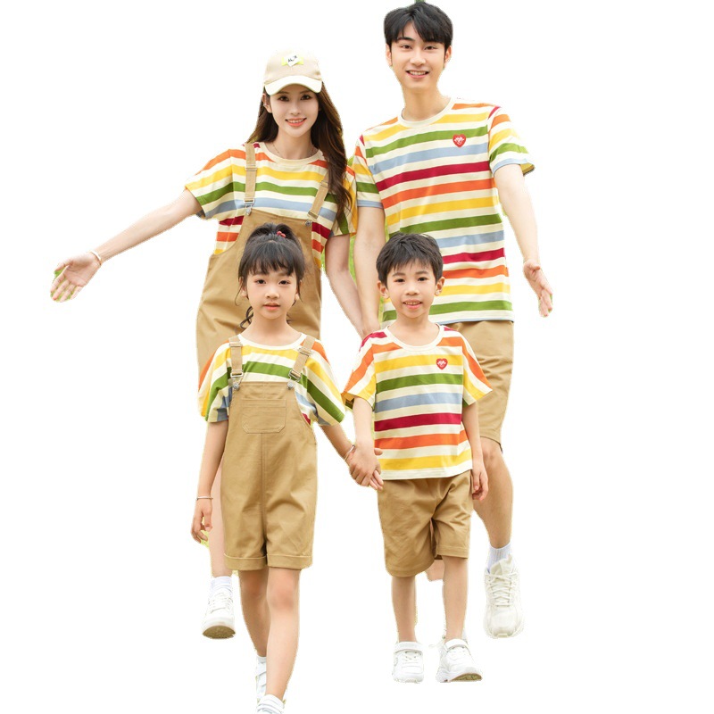 Una familia de tres o cuatro celebridades de Internet, ropa para padres e hijos, top de manga corta para niños a rayas de verano 2025, versión coreana de los overoles de madre e hija