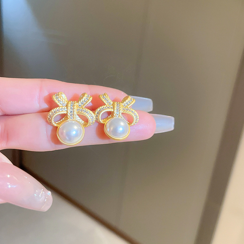 Pendientes de perlas con lazo estilo medieval francés elegante_voghion.com