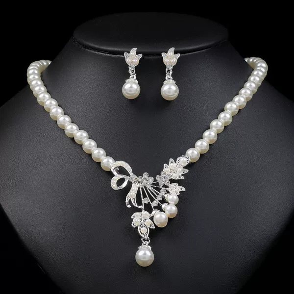 20026 European and American Style Pearl Necklace and Earring Set for Women, Fashionable and Elegant, Popular Alloy Teardrop-Shaped Flower Bridal Gift