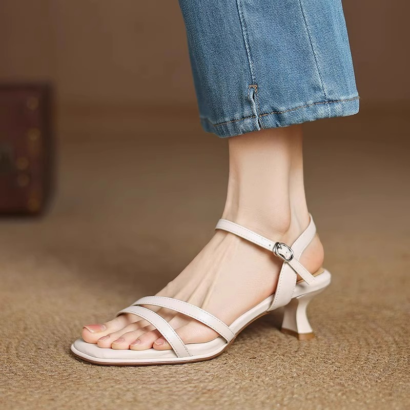 女性用の美しいフレンチクロスストラップハイヒールサンダルのシープスキンバージョン2025新しい夏スタイルのスカート付き厚いヒールローマンサンダル|undefined