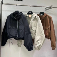 ヨーロッパの商品の秋の小衆のゆったりした原宿のジャケットの上着と帽子のポケットの工装のコートの女性の短いタイプの小さい子供