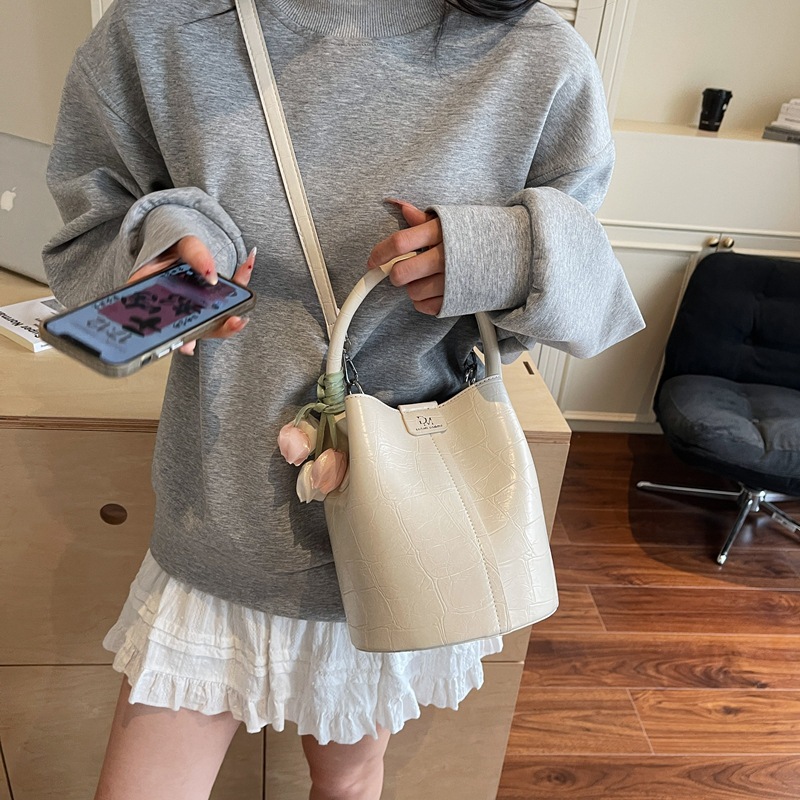 Bolso de cubo de jardín de verano 2025 nuevo bolso de mano estilo extranjero bolso de hombro con patrón de piedra pequeño bolso de mensajero fresco para mujer