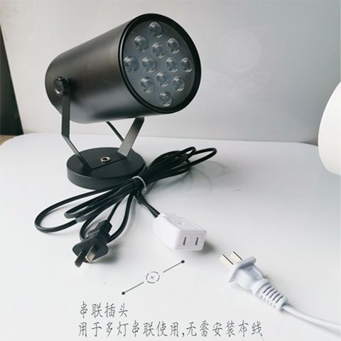 LEDウェディングスポットライトフロアランプは、カラフルな調光シートタイプのウェディングロードライトスポットライト背景壁ライト直販と並べて使用できます。|undefined
