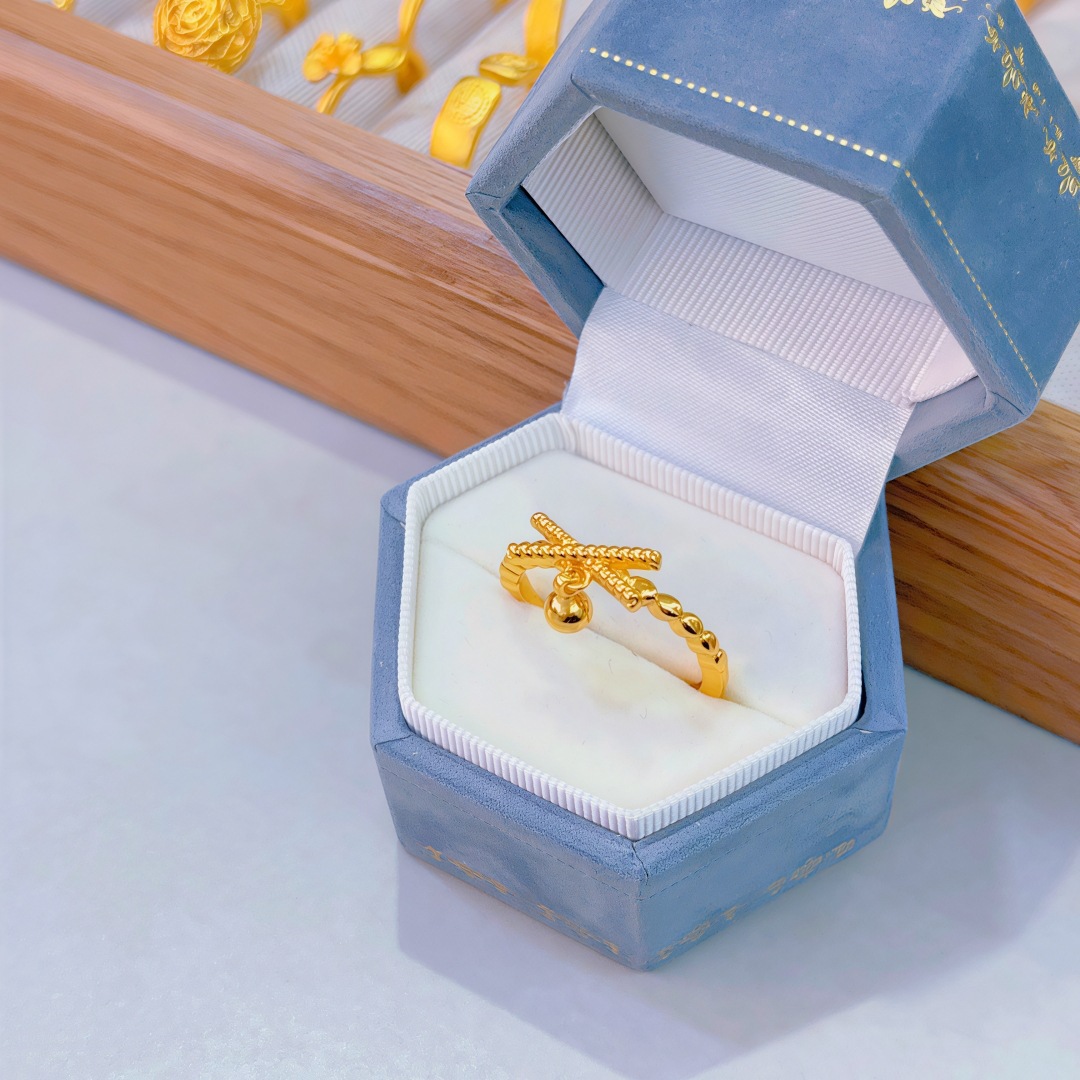 Golden ring with bow