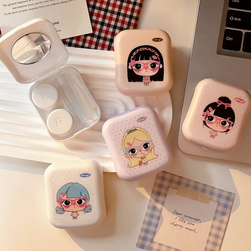 Cute little girl with a fish-shaped mirror, simple contact lens case, companion care box as393 Cute little girl with a fish-shaped mirror, simple contact lens case, companion care box as393