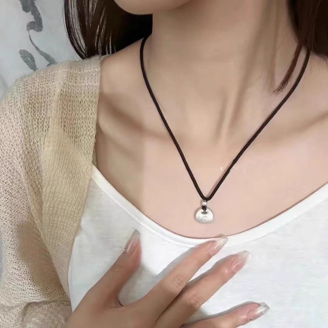 Colgante de tejido pequeño graso, colgante de cadena de clavícula de alta calidad, nuevo botón de seguridad de la diosa