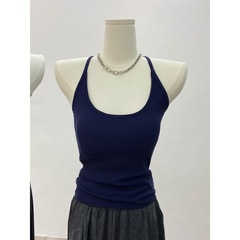 ヨーロッパの商品は首のガーターを掛けます。女性は胸のクッションを持っています。