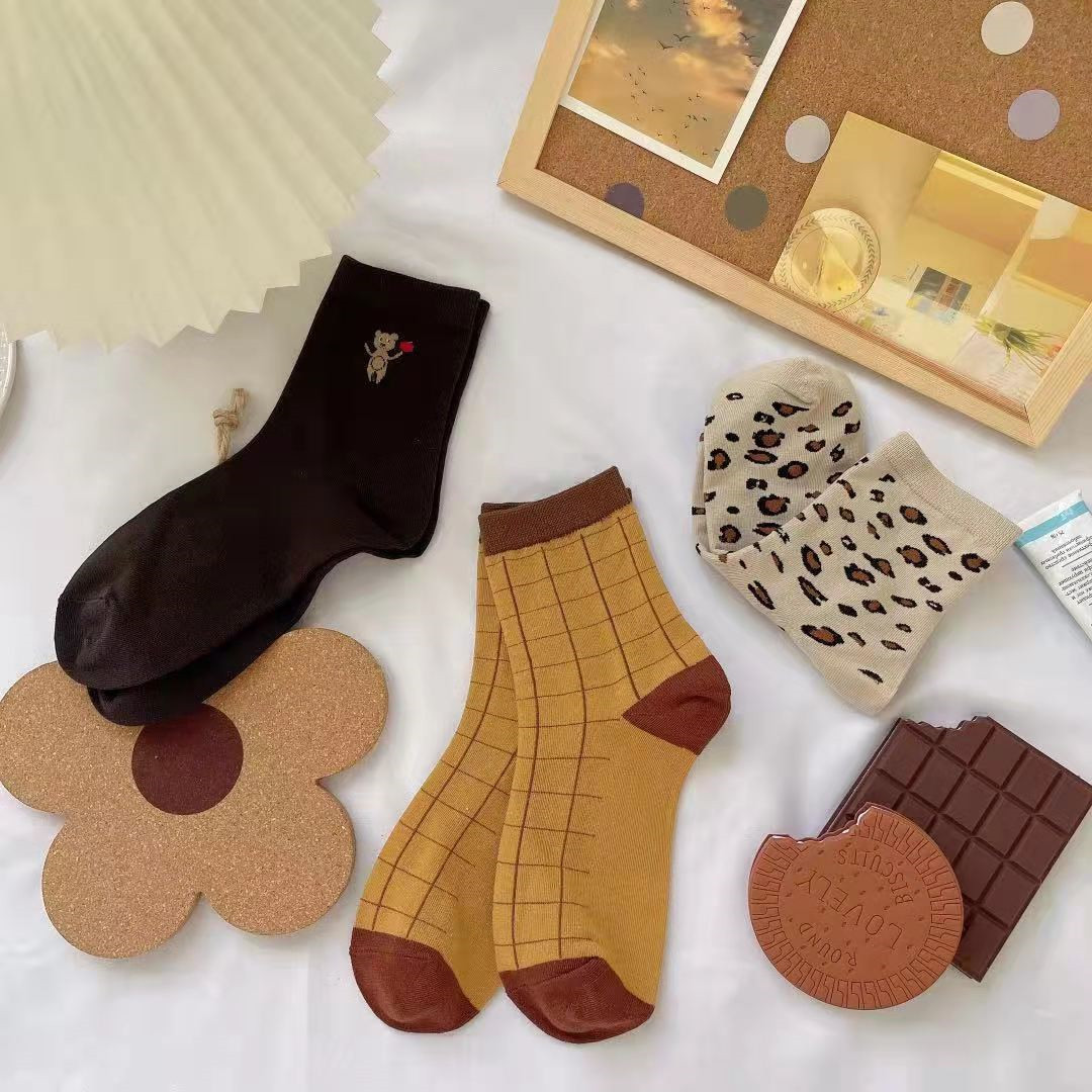2025d Chaussettes mi-mollet à carreaux pour femmes, style ISN, imprimé léopard, polyvalentes, pour étudiantes, courtes, automne-hiver_voghion.com