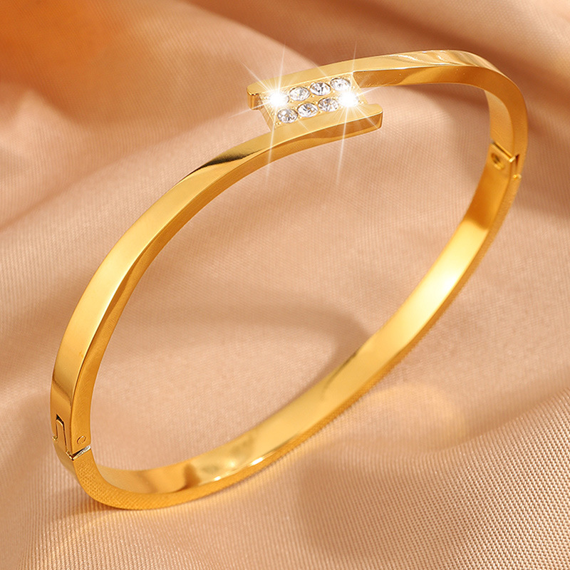 Brazalete de acero de titanio de diseño femenino simple abertura de diamantes ligero lujoso temperamento pulsera minimalista no desvanecerse brazalete de estilo europeo y americano