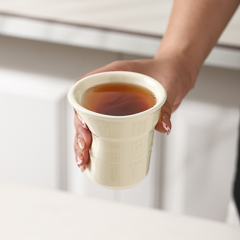 Estilo de nicho Taza de cerámica de alto valor irregular francesa Taza de café Diseño de pliegues Taza de enjuague bucal de alta calidad al por mayor