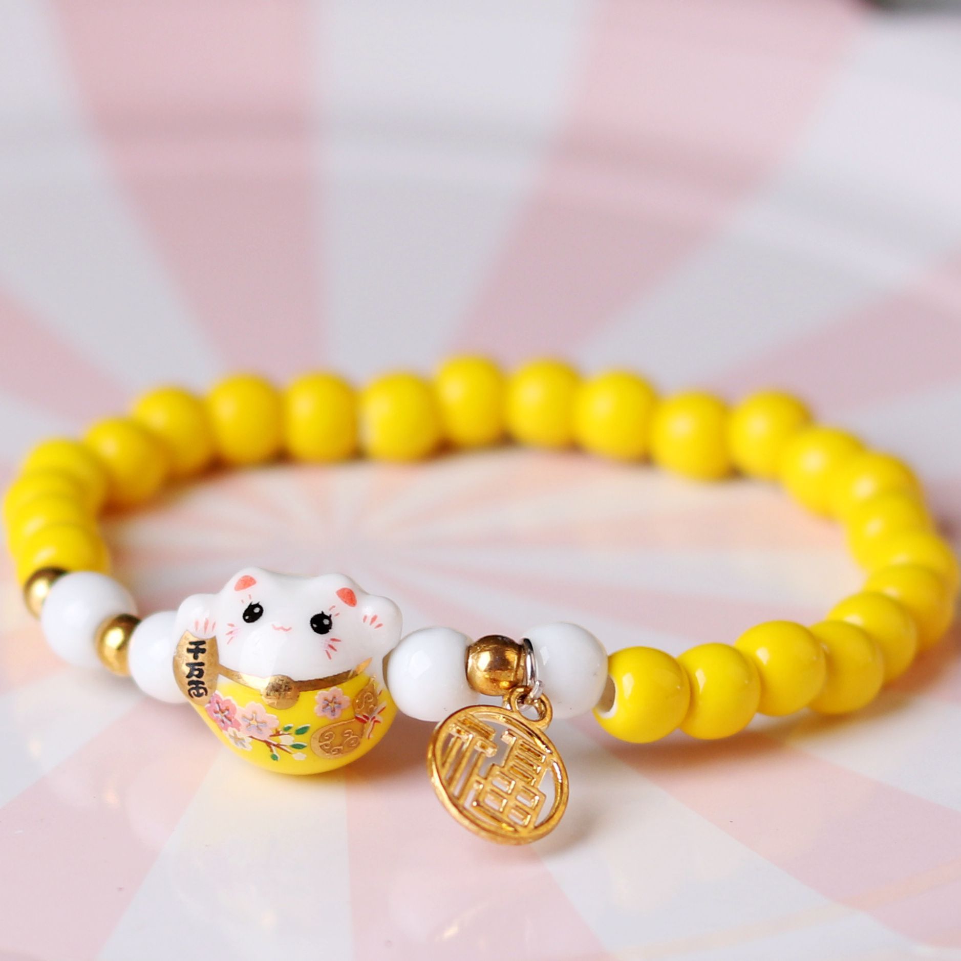 손으로 그린 골드 럭키 캣 (활력 노란색)