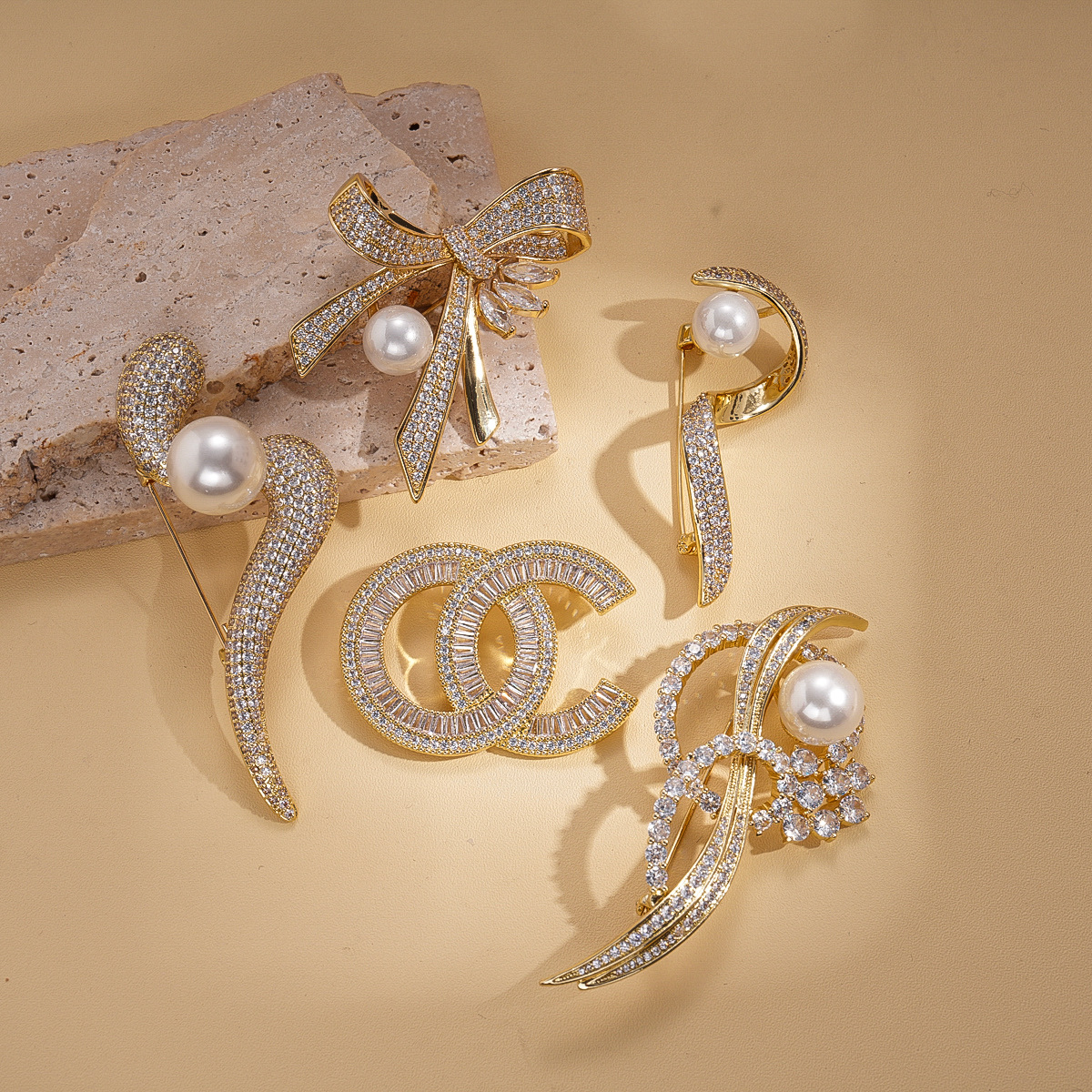 14k oro real galvanizado Zircon europeo y americano perla geometría torcida broche retro lujo ligero alto sentido accesorios de traje