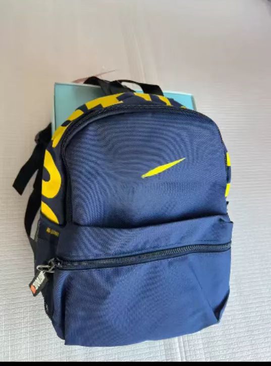 진한 파란색 노란색 라벨