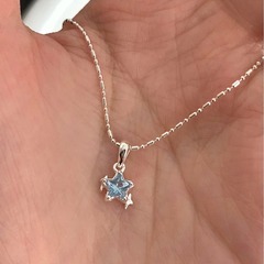 女性用の新しいブルースターペンダントネックレス、甘いニッチ、ハイエンド、気質、多用途のネックレス、ファッショナブルで多用途