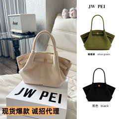 JW PEI餃子バッグ高級感シングル肩斜めショルダートートバッグスエードの毛皮のわきの下に小衆デザイン大容量バッグを包んでいます。