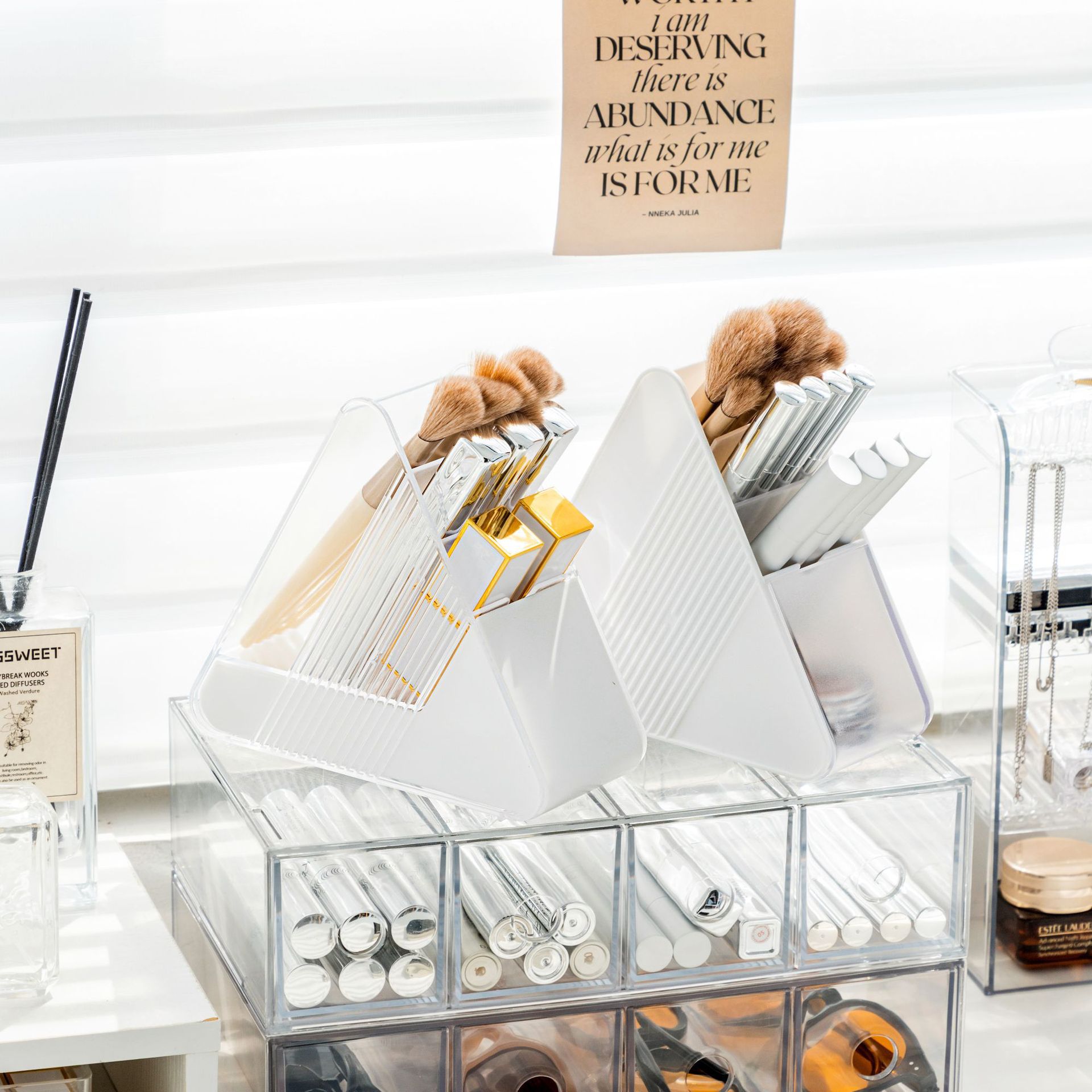 Caja de almacenamiento de cepillo de maquillaje de pluma multifuncional triangular, caja de almacenamiento de escombros plásticos, caja de almacenamiento de cosméticos de oficina, caja de almacenamiento de acabado de cilindro