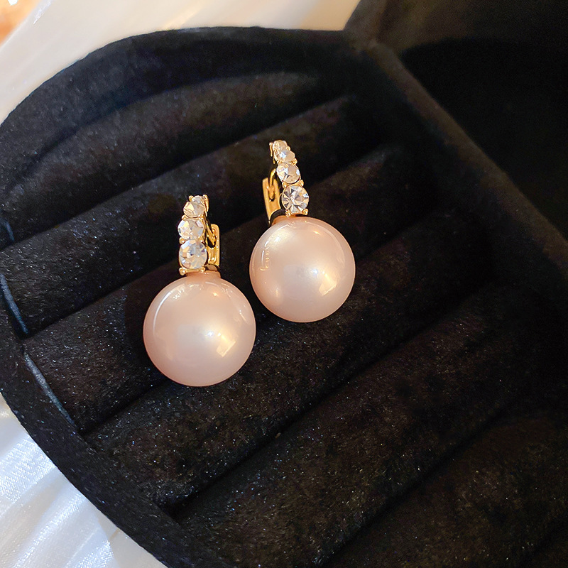 Pendientes de perlas artificiales de mariposa de aguja de plata Pendientes de todo fósforo de nicho retro femenino Pendientes de temperamento de moda Lujo ligero de alta gama