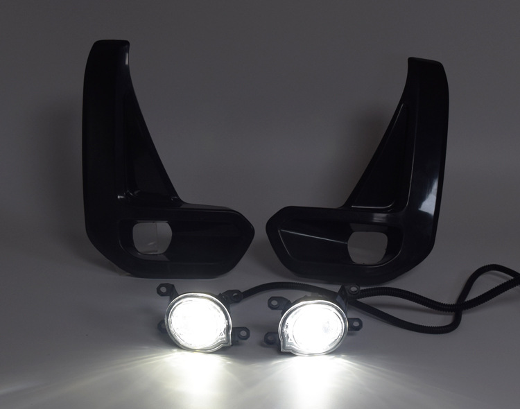 Suitable for 21 Toyota helax RECCO front fog light assembly pickup daytime running light bumper light fog light combination