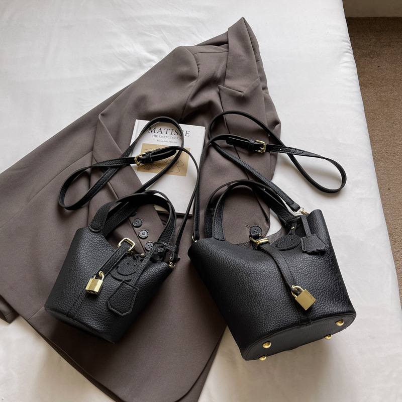 Bolso de cubo portátil con patrón de lichi de alta gama para mujer 2025 nuevo bolso de hombro de todo fósforo de moda bolso de mensajero casual de estilo occidental