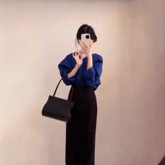 香港風レトロ高級感クラインブルーシャツ女性2025新型軽熟御姐気質vネック長袖上着