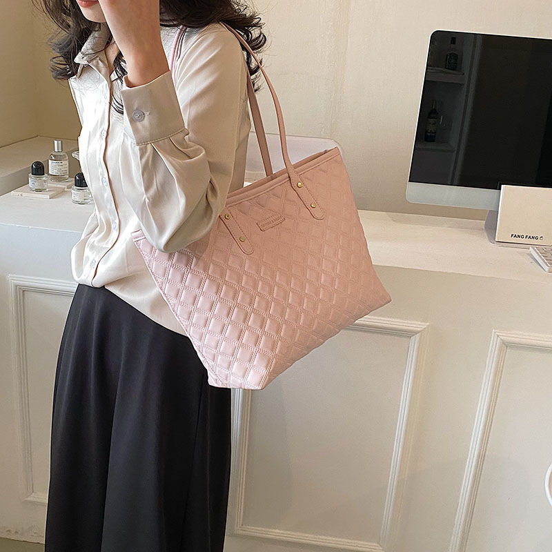 Capacious universal shoulder bag