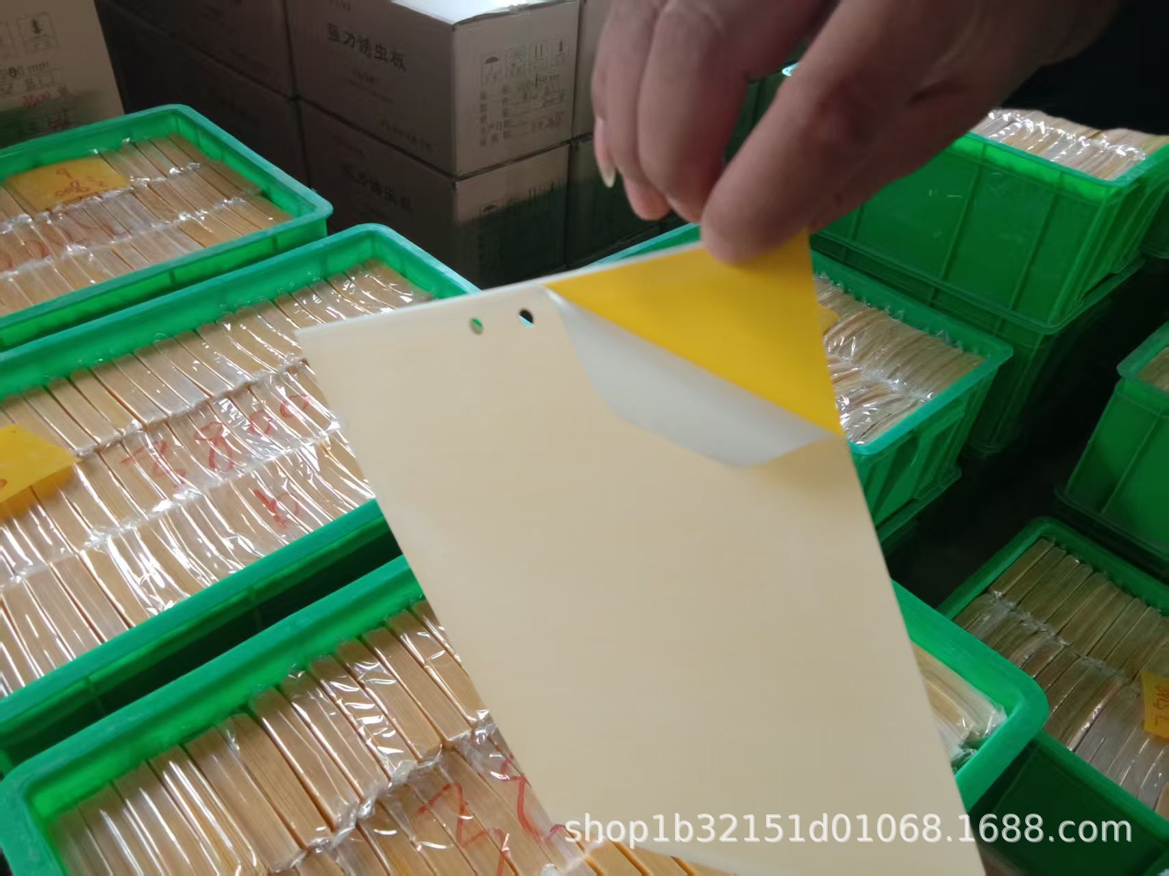 타이 와이어로 종이로 덮인 노란색 보드