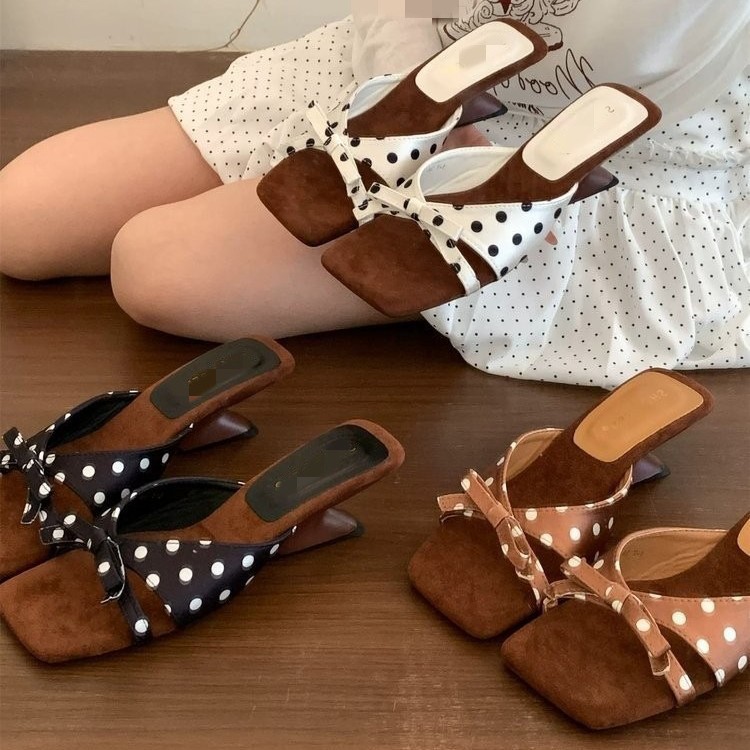 El arco de hadas francés ondulado punto de una zapatilla para mujeres verano 2026 nuevo tacones altos cuadrados fuera de usar zapatillas frías image 2