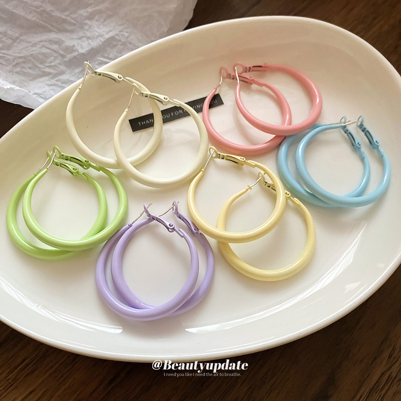 Pendientes de anillo redondo lisante de aguja de plata Pendientes de dopamina de temperamento de nicho femenino Pendientes femeninos Joyas de sentido avanzado de nicho