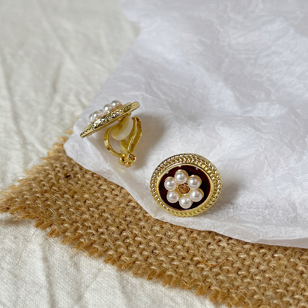 Versión coreana del clip para la oreja sin orejas de la celebridad de Internet clip para la oreja triangular con incrustaciones de diamantes de alta calidad Pendientes de Yiwu de temperamento simple femenino al por mayor