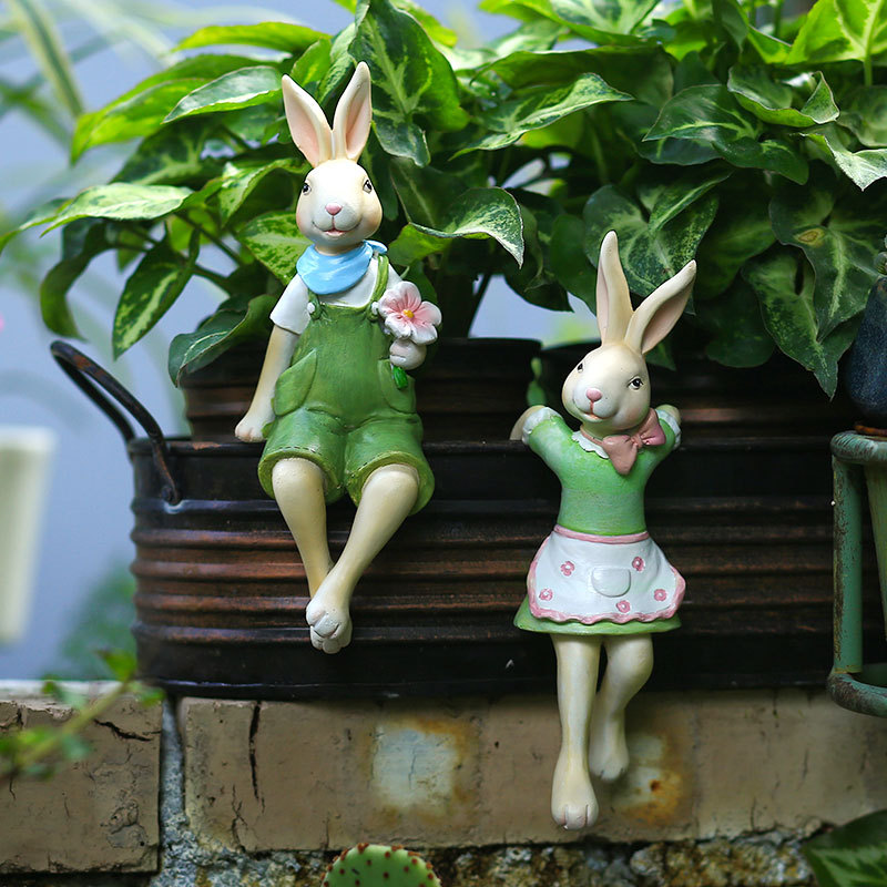 Pareja de conejo colgando cilindro