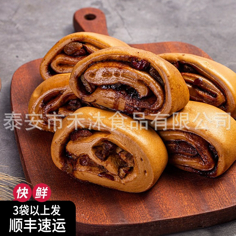 Ручная порка коричневого сахара на булочках для детей на завтрак